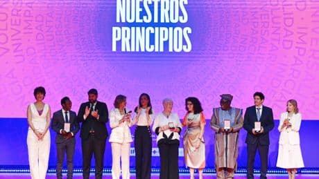 Almudena Ariza, César Bona, Emilia Lozano y Nasco Feeding Minds reciben las Medallas de Oro de Cruz Roja