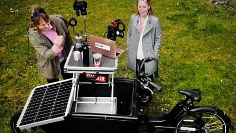 Vanaf haar elektrische bakfiets deed BBC-correspondent Anna Holligan verslag van het nieuws in Nederland - de fiets is nu gestolen en dat haalde de Britse media