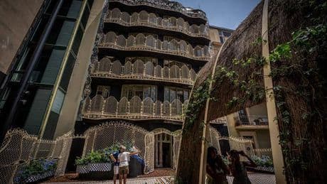 La fachada posterior de la Casa Batlló renace con la paleta cromática que seleccionó Gaudí