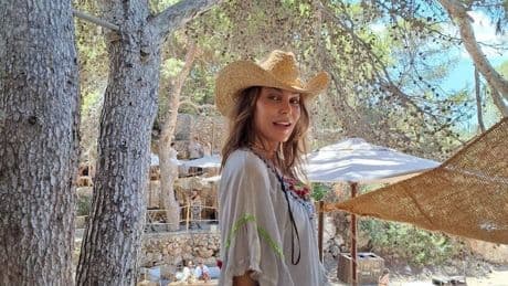 El espectacular álbum de fotos de Mar Flores presumiendo de cuerpo en bikini a sus 56 años