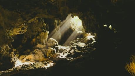 Des artefacts d'un peuple oublié découverts dans la pièce cachée d'une grotte inondée au Mexique