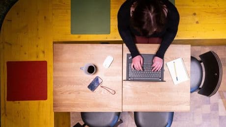 Arbeit: Umfrage: Zwei Drittel arbeiten auch mal krank im Homeoffice