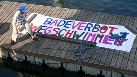 In der Nähe der Museumsinsel: Demonstranten schwimmen gegen das Badeverbot in der Spree an