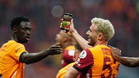 Barış Alper Yılmaz, gol sonrası 'selfie' çekti, sarı kart gördü