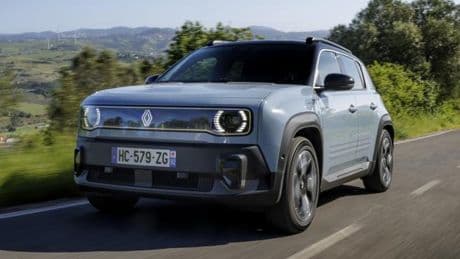 Renault 4, crossover elettrica a tutto spazio: nel bagagliaio ci sta una tavola da surf. La prova
