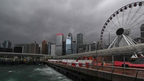 Le typhon Wipha s’approche de Hongkong, 500 vols annulés, les crèches et les écoles fermées
