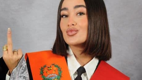 La polémica foto de graduación de Marina Rivers: “En la pública amorch”