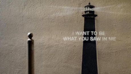 Banksy ricompare con un faro, ma non rivela dove. Per i media britannici è a Marsiglia