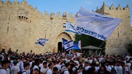 Miles de ultranacionalistas israelíes se enfrentan a la población palestina en el Día de Jerusalén: "Muerte a los árabes"