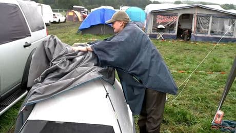 Selbstversuch in Wacken - BILD-Reporterin baut im Regen ihr Zelt auf