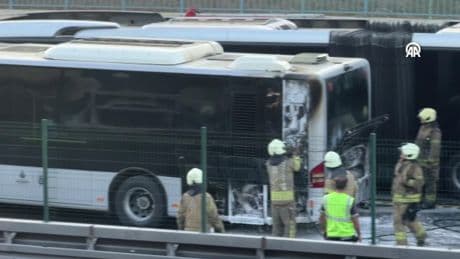Zeytinburnu'nda metrobüs yangını