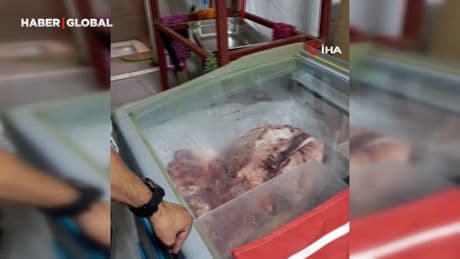 Mersin'de bir markette mide bulandıran görüntüler! Etlerin hepsi bozulmuş
