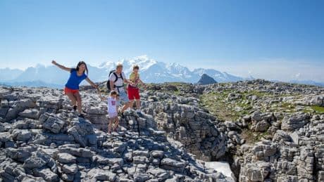 Vacances dans les Alpes : dix idées de randonnées insolites avec les enfants