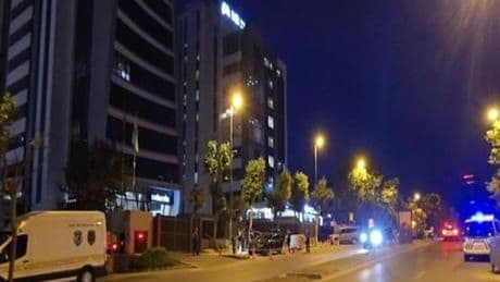 Dilan Polat'ın korumasına hastane önünde silahlı saldırı