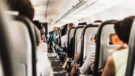 El motivo por el que siempre hace frío en los aviones, según un auxiliar: es por tu seguridad
