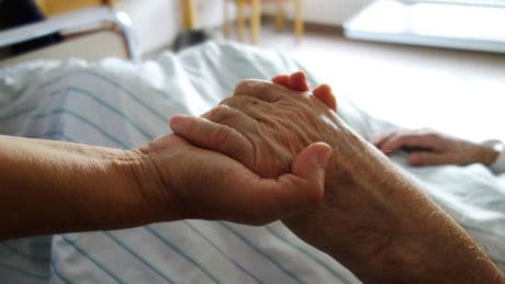 Cancer, Alzheimer, maladie de Charcot... Un droit à l’aide à mourir pour qui ?