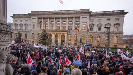 Haushaltskürzungen: Gespräche mit Hochschulen - Petition an Czyborra übergeben