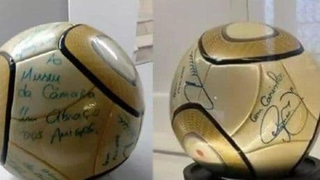 Condenado a 17 años por robar un balón autografiado por Neymar