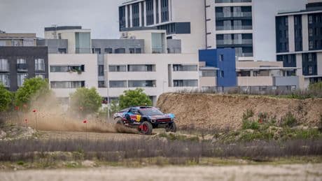 Carlos Sainz estrena Madring, el circuito del Gran Premio de Madrid de F1... ¡con un coche del Dakar!