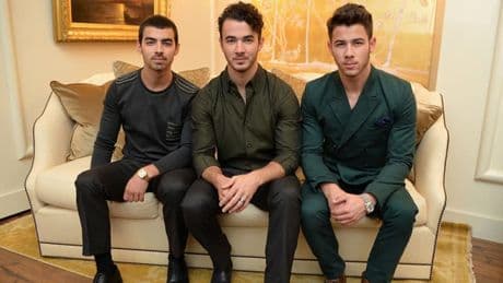 Les Jonas Brothers annulent six concerts dans des stades pour les reprogrammer dans de plus petites salles