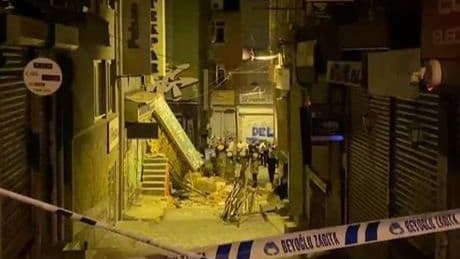 Beyoğlu’da 3 katlı bina patlama sonrası çöktü