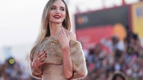 Angiolina Jolie compie 50 anni. La carriera e la vita di un'icona che venne anche scartata dagli 883