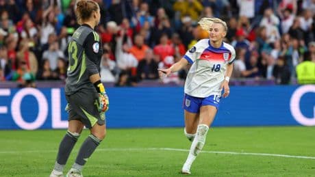 El polémico gesto de Chloe Kelly tras marcar el penalti decisivo que ha indignado a España