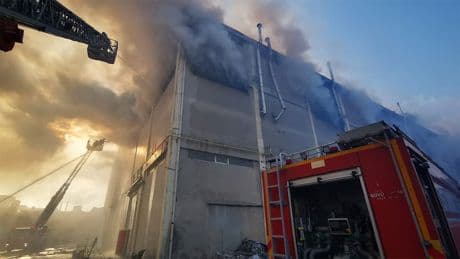 Esenyurt'ta depo yangını! Müdahale sürüyor
