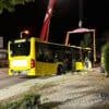 Einsatzkräfte heben BVG-Bus aus dem Graben: Zwei Verletzte nach Verkehrsunfall in Berlin-Lichtenberg
