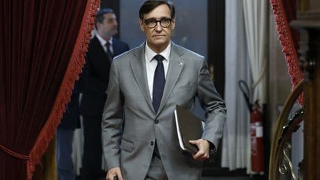 El parlamento catalán se alza en contra de la OPA al Sabadell e insta a Sánchez a impedirla