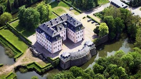 200.000 Euro Schaden  - Traktorfahrer zerstört historische Schloss-Mauer