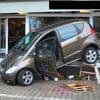 Großer Schaden an Blumenladen: Rentnerin fährt beim Ausparken in Schaufenster