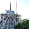 Notre-Dame de Paris : une première statue a repris sa place dans le ciel de Paris