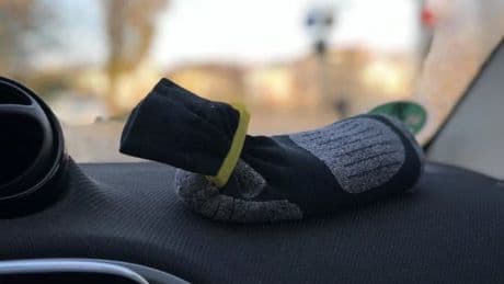 Socke rein und fertig: So ist endgültig Schluss mit beschlagenen Autoscheiben