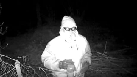 Crime Story: Sie wissen nicht, wer es auf sie abgesehen hat. Klar ist nur: Er lauert vor ihrem Haus