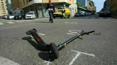 Travolto da un autobus mentre guida il monopattino, muore a 21 anni. «Era al suo primo giorno di lavoro»