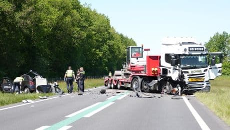 Twee doden bij botsing vrachtwagen en auto op N34