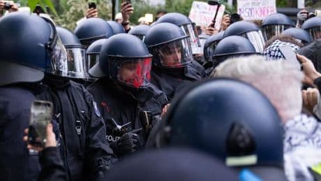 Nahost-Konflikt: Polizist bei Demo schwer verletzt: Hinweisportal