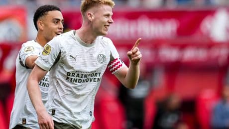 PSV verslaat FC Twente in Enschede, maar ziet spits Alassane Pléa uitvallen met blessure