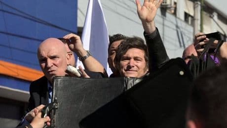 Lanzan piedras y botellas contra Milei durante un acto electoral en Buenos Aires