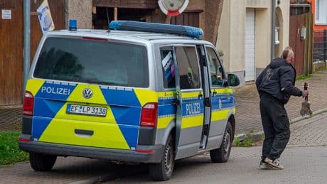 Polizei kommt täglich - Ganzes Dorf in Angst vor dem Mann mit der Ukulele