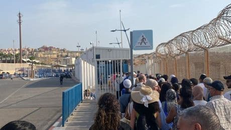 Marruecos asfixia el comercio de Ceuta y Melilla: si quieres comprar ropa nueva y volver, debes tirar lo que llevas puesto