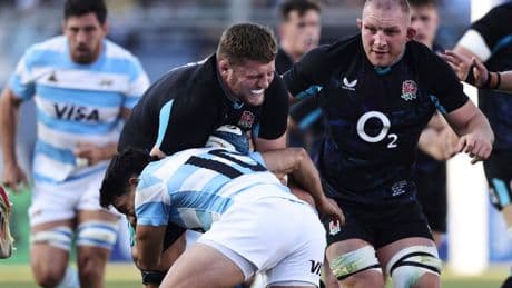 England edge out Argentina with late try