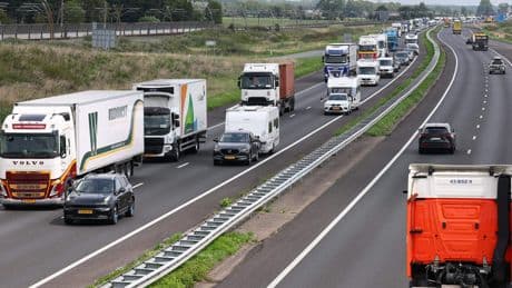 Bijna uur vertraging door ongeluk op A15 bij Gorinchem
