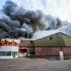 Basisschool dicht om rook van zeer grote brand bij afvalbedrijf Deurne, buurt krijgt NL-Alert