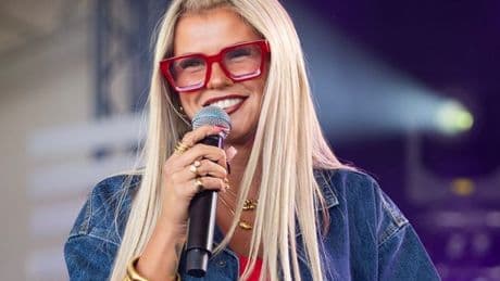 TikTok singer Skye Newman hailed as next Amy Winehouse takes over Ed Sheeran's stage