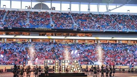 Un 'timo' de 500 dólares para los fieles de Inter Miami, banderas de Palestina y un baño de masas para el 'rockstar' Infantino