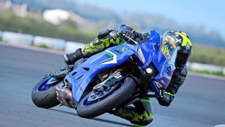 Eindelijk een opvolger voor een van de populairste supersportmotoren ooit: maakt de Yamaha R9 de verwachting waar?
