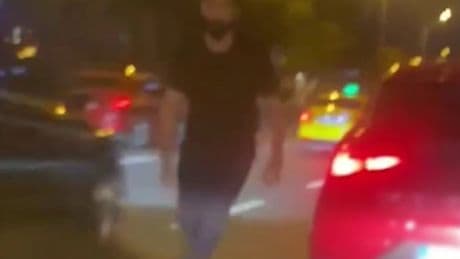 Trafik tartışmasında araca saldırı anı