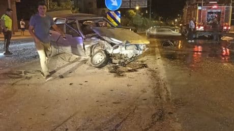 İki otomobil kafa kafaya çarpıştı: 1’i ağır 2 yaralı